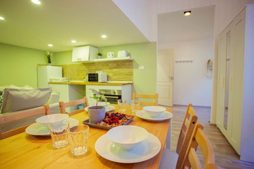 Cosy 2 Bedroom Flat In Akacfa St., Sol بودابست المظهر الخارجي الصورة